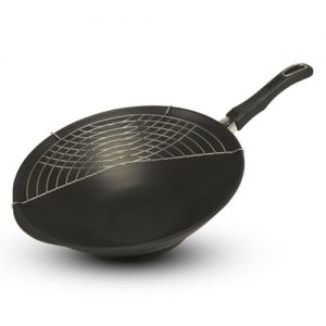 Der grosse Wok mit 36 cm Durchmesser. Durch den voluminösen Inhalt ist der Wok ideal zum beidhändig umrühren. Der Wok eignet sich perfekt für Gerichte, wie zum Beispiel den Gemüse-Wok mit Rindfleisch.