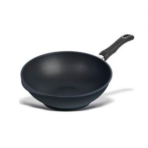 Der WOK mit 30 cm Durchmesser. Durch den voluminösen Inhalt ist der Wok ideal zum beidhändig umrühren. Der Wok eignet sich perfekt für Gerichte, wie zum Beispiel den Gemüse-Wok mit Rindfleisch.