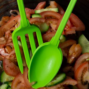 Der Küchenlöffel wird häufig als Salatbesteck verwendet, ist aber auch sehr praktisch zum Schöpfen und Portionieren.