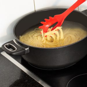 Der Spaghettilöffel aus Silikon ist eine sehr praktische Pastakelle zum kochen von Spaghetti.