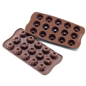 Die Pralinenform VARIÉTÉ hat ein ganz spezielles Gugelhupf Design. Die kleinen Pralinen sind passend für jeden Anlass, als Geschenk oder einfach für zuhause zum selber essen. Die Pralinenform besteht aus hervorragender Platin-Silikon Qualität. Die Form ist flexibel, aber dennoch stabil. Dank den ausgezeichneten Antihafteigenschaften des Silikons, lassen sich die Pralinen leicht aus der Form bringen.