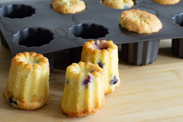 Silikon Backform Cannelés mit fein duftenden, fertig gebakenen Muffins