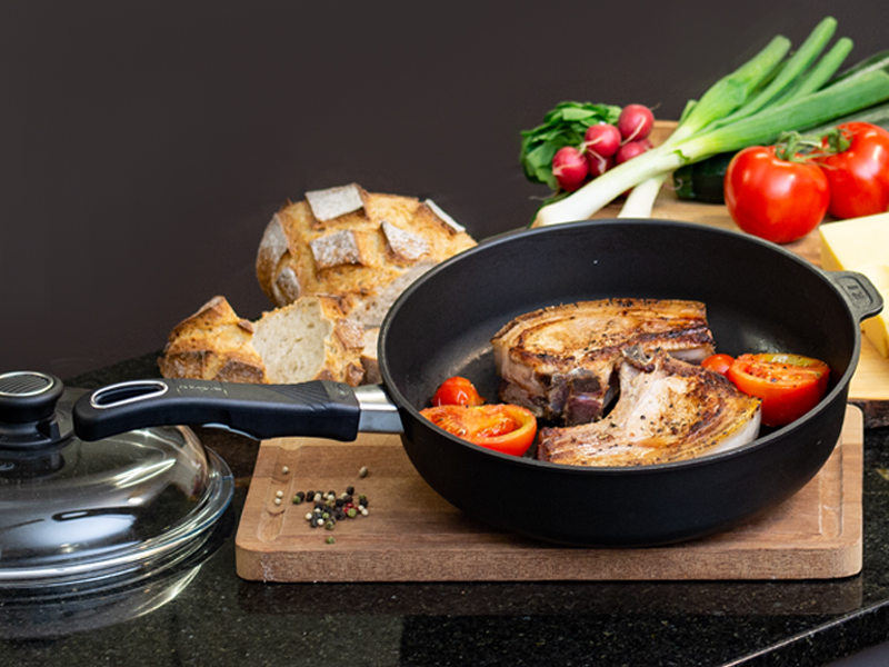 Die Hochrand-Bratpfannen von Gastrolux gehören zu den beliebtesten Pfannen. Sie sind richtige Allrounder-Pfannen und eignen sich sowohl zum Braten von Fleisch, als auch zum kochen und dünsten von Gemüse, Risotto, Teigwaren und Eierspeisen. Der hohe Rand lässt das Kochen mit viel Flüssigkeit zu.
