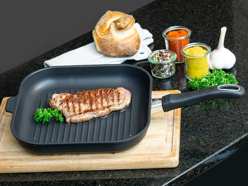 Die Gastrolux Grillpfanne ist eine sehr grosse Grillpfanne. Damit kannst du dein Steak punktgenau braten. Die Rillen braten die Steaks cross und scharf an, das Fleisch wird dabei schonend durchgegart. Die Titan-Beschichtung lässt kein Anbrennen zu. Die beste Grillpfanne für deine Grilladen.