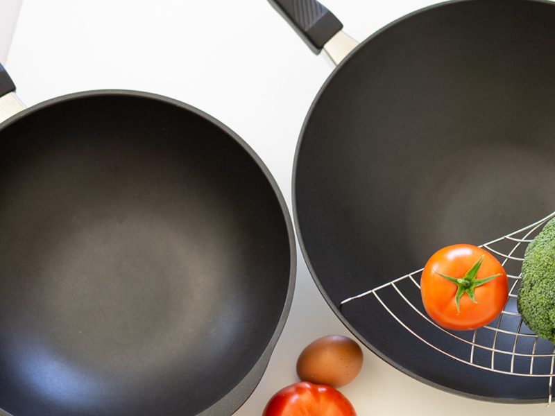 Original Asiatische WOK kaufen bei Stonefield. Die Gastrolux-WOK wurden in Asien konzipiert undentwickelt. Dieser WOK mit seiner unglaublich harten Titan-Beschichtung verfügt über hervorragende Antihafteigenschaften. Mit diesem WOK kannst du scharf anbraten und das Gemüse über heisser Flamme garen und dünsten.