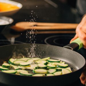 Induktionstaugliche Bratpfanne mit Antihaftbeschichtung. Kochen und Braten mit Freude und Genuss.